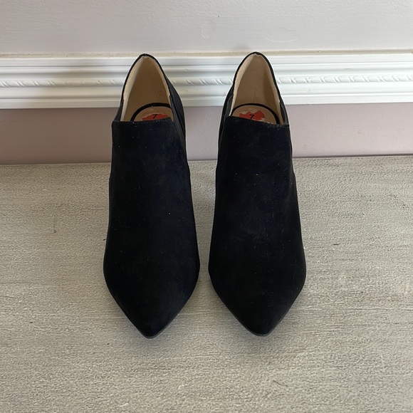 Ann Marino By Bettye Muller Black Heel Ankle Booties, Size 7 - Picture 2 of 9